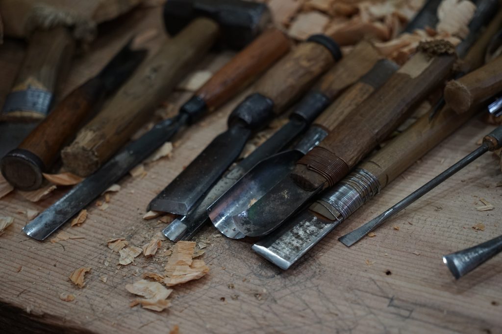 Le bois résineux est facile à sculpter et ne ternit pas les couteaux.